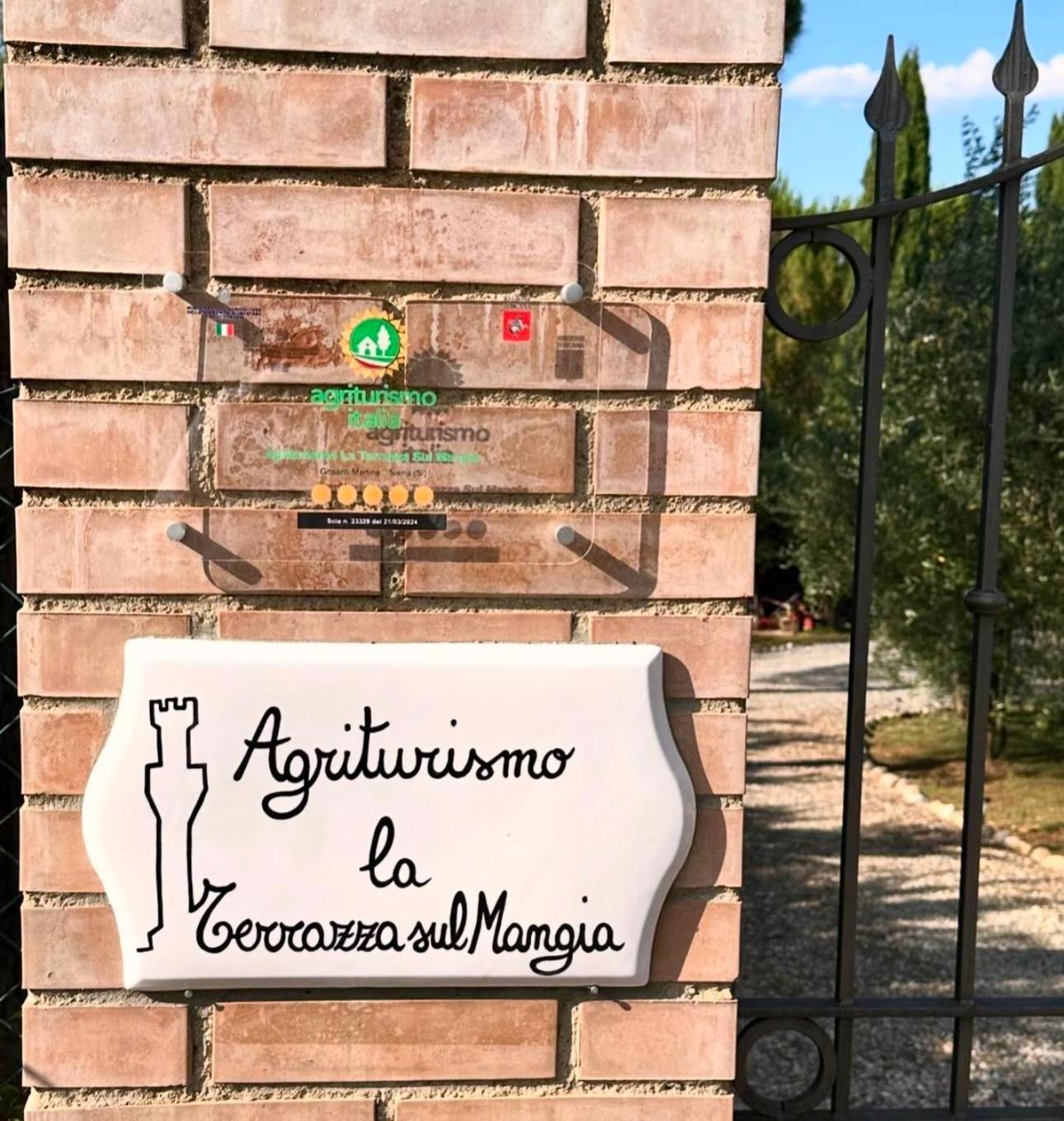 Agriturismo La Terrazza Sul Mangia Сиена Екстериор снимка